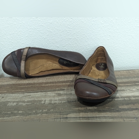 Eurosoft by sofft brown flats with tan and black straps on shoe front - Picture 4 of 5